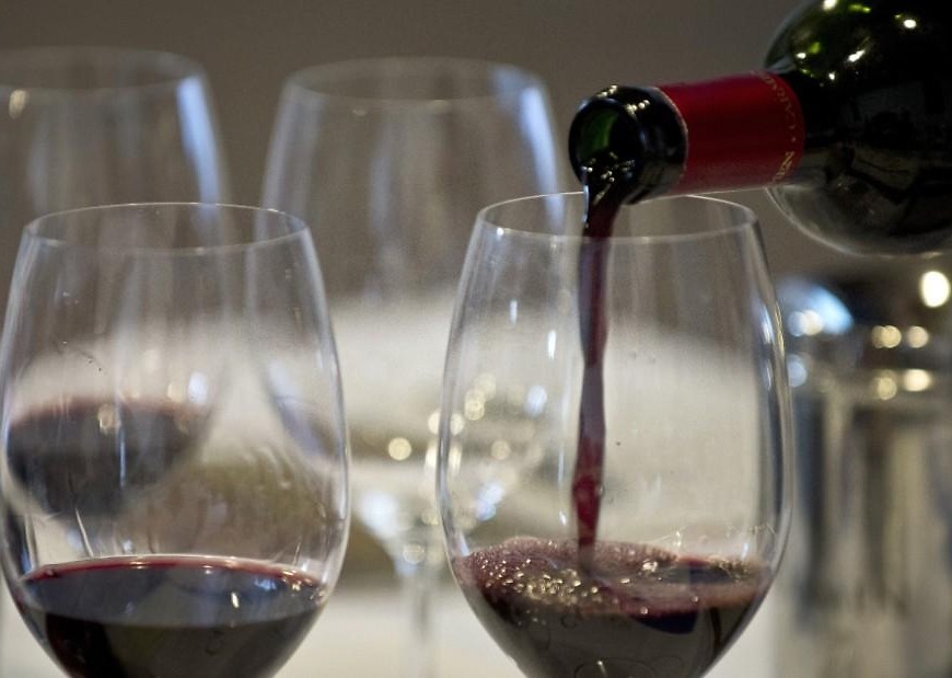 Lower-class drinkers face worse heart health risks, study says