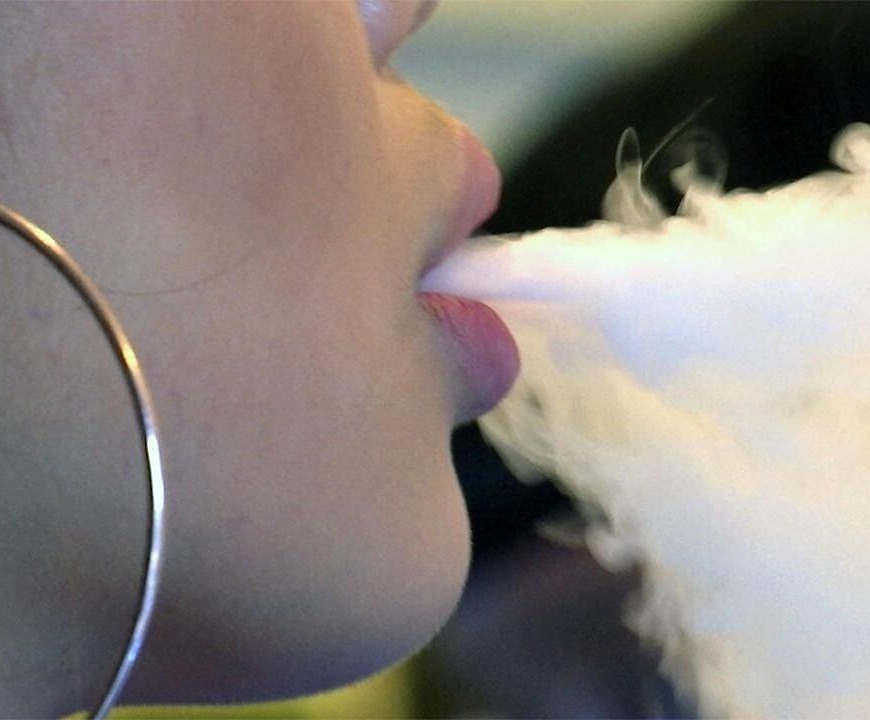 E-cigarette vapor tied to changes in lung cells